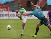 Aaron Smith of the Highlanders kicks ball clear from Jason Jenkins of the Bulls during the 2017 Super Rugby match between the Bulls and Highlanders at Loftus Stadium, Pretoria on 13 May 2017. Gavin Barker/BackpagePix