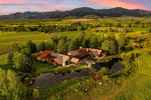 Luxury house for sale in Bozeman (United States) - House with pond and mountains background