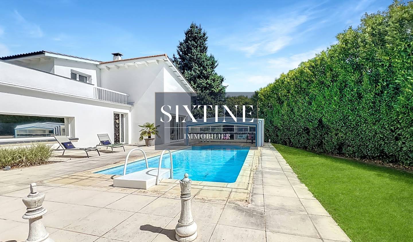 Maison avec piscine et jardin Auberives-sur-Varèze