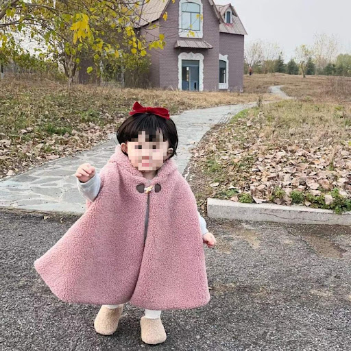 Title 9, Child Bear Modeling Fleece-lined Warm Shawl, a ...