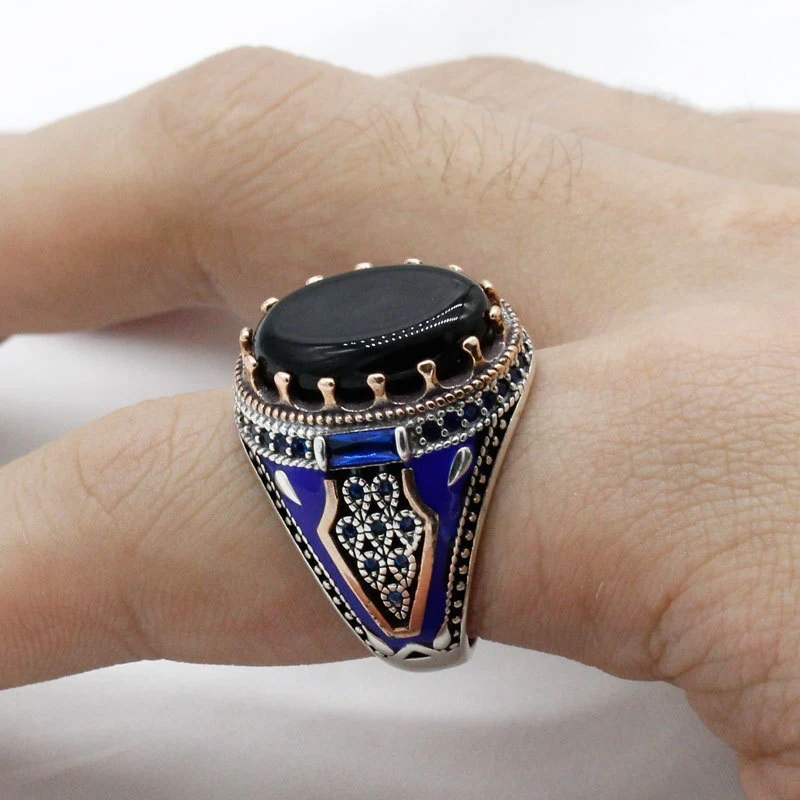Bague Homme Luxe Onyx Noir Rond. L'accessoire parfait pour les hommes d'affaires. Élégance intemporelle et style affirmé. Bijou de qualité.