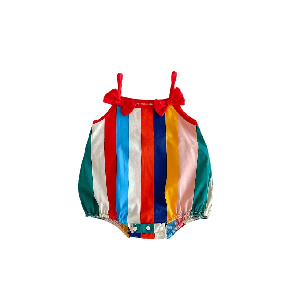 Zomerse regenboog romper met bandjes, perfect voor vakantie. Een comfortabele en vrolijke outfit voor zonnige dagen en ontspannen vakanties.