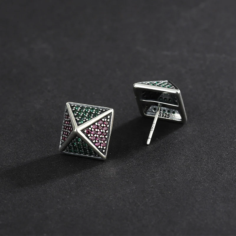 Boucles d'oreilles pyramide en argent sterling 925 avec zircons colorés, un accessoire étincelant pour un style unique.