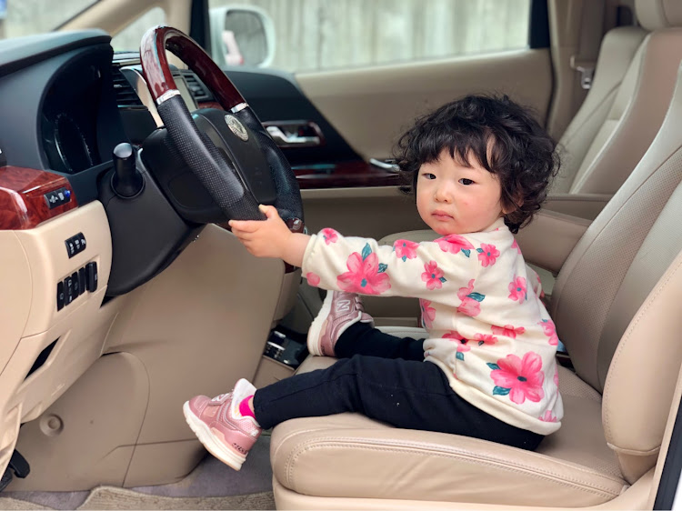 アルファードの20アルファード左ハンドル逆輸入・娘とコラボ・娘と車・娘の送り迎え・娘がモデルに関するカスタム事例の投稿画像3枚目