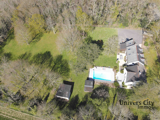 Villa with pool and garden 3