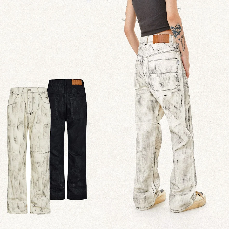 Jeans retas desgastadas com escovação manual, estilo vintage. Conforto e elegância para o dia a dia, com um toque artesanal e autêntico.