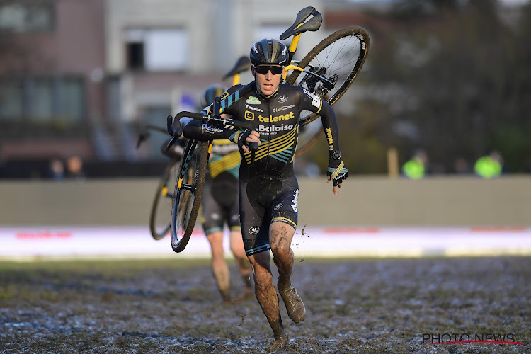 🎥 De Covid-cross van Telenet: wheelie van Thibau Nys en hilarische podiumceremonie met Nicolas Cleppe