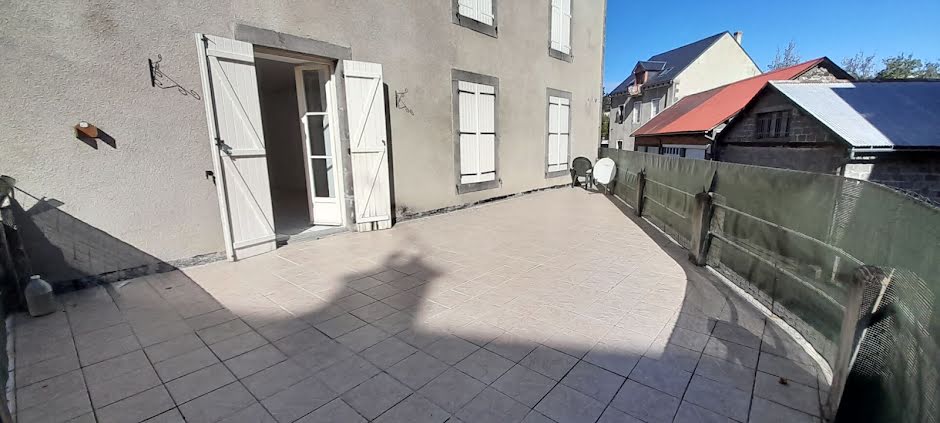 Location  appartement 4 pièces 81 m² à Saint-Flour (15100), 824 €