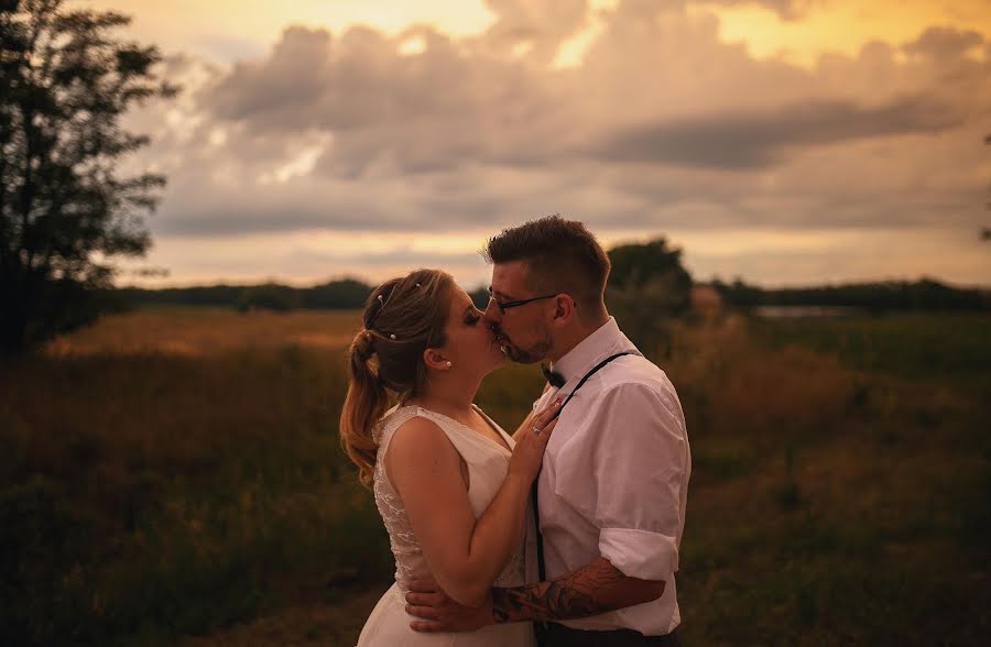 Fotógrafo de casamento Zoltán László (eskuvofotophilip). Foto de 3 de março 2019