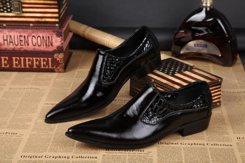 Zapatos bajos de cuero brillante para hombre, tendencia británica de verano, punta afilada, zapatos modernos y elegantes, perfectos para el día a día.