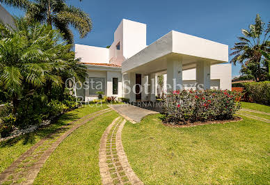 House with pool and garden 2