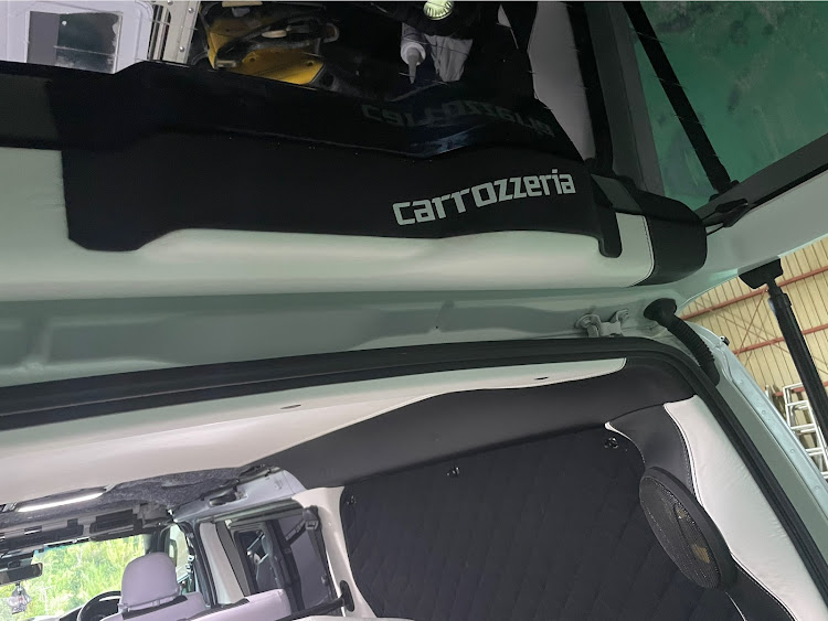 ハイエースバンの#仕事車・200系ハイエース・DIY・天井レザー貼りに関するカスタム事例の投稿画像7枚目