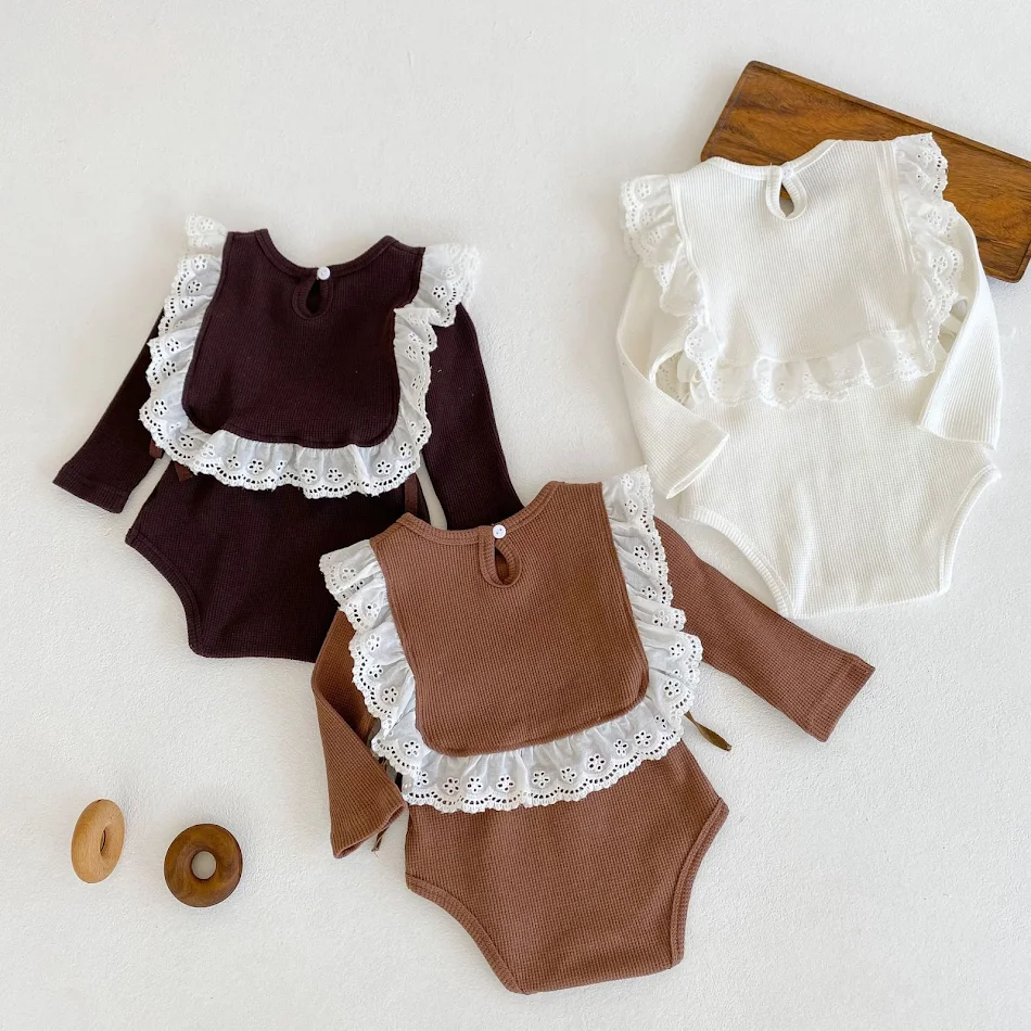 Body bébé triangle uni d'automne, doux et confortable. Parfait pour les nouveau-nés, idéal pour les journées fraîches, un essentiel.