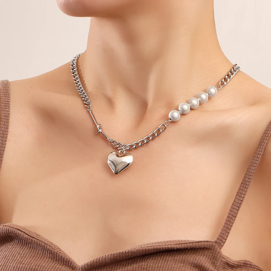 Reflecterende parelhart stiksel ketting voor dames. Schitterende mode sieraden. Voegt een elegante glans toe aan je outfit en stijl.