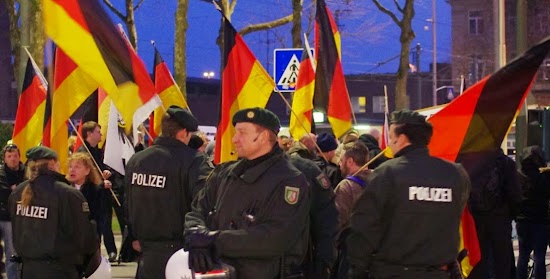 Polizei sichert Dügida.