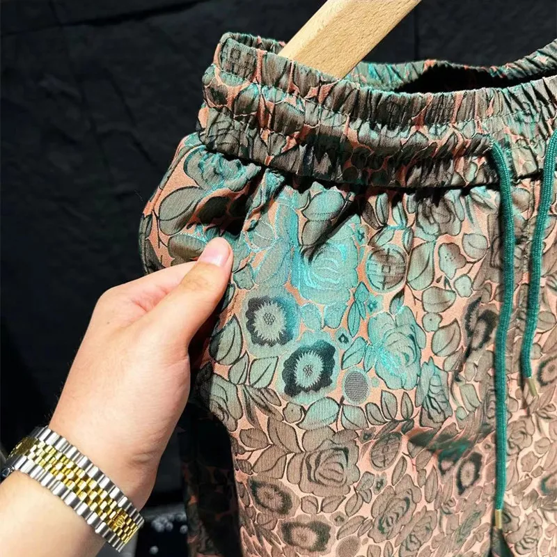 Shorts de hielo seda para hombre, estilo étnico moderno con diseño de flores oscuras cortadas a láser, frescos y elegantes.