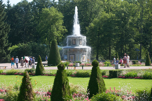 Peterhof-Palace-fountain3.jpg - The 500-acre gardens of Peterhof Palace boast 144 fountains.