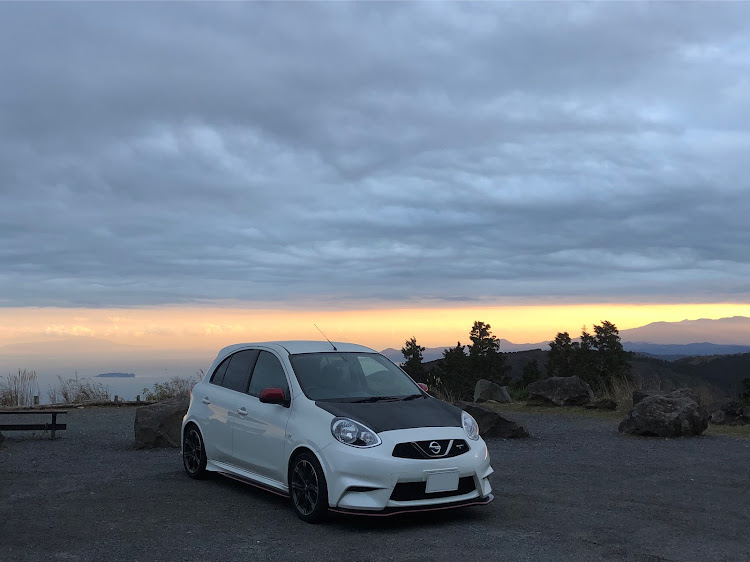 マーチのDIY・ラバースプレー・ラバースプレー塗装・ボンネット塗装に関するカスタム事例の投稿画像1枚目