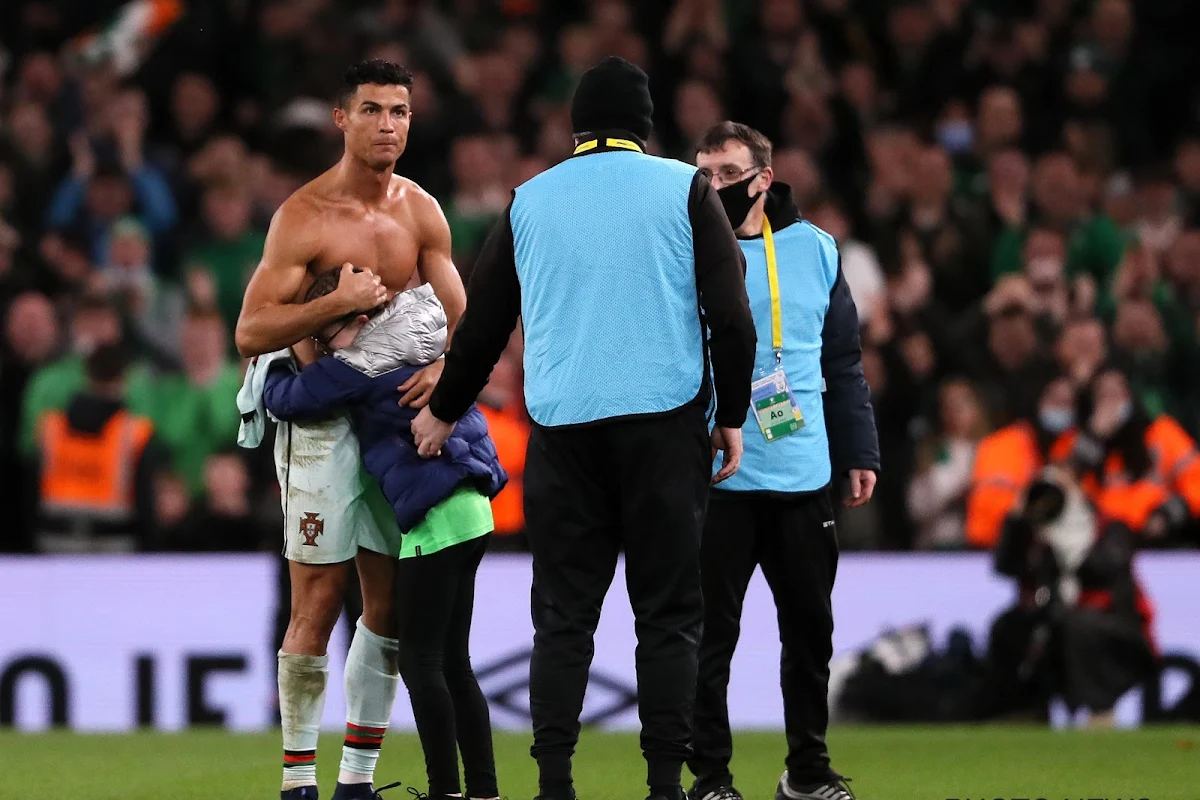 🎥 Schitterend beeld: Ronaldo geeft jonge veldbestormster shirt (al lijkt de Ierse doelman daar niet blij mee)