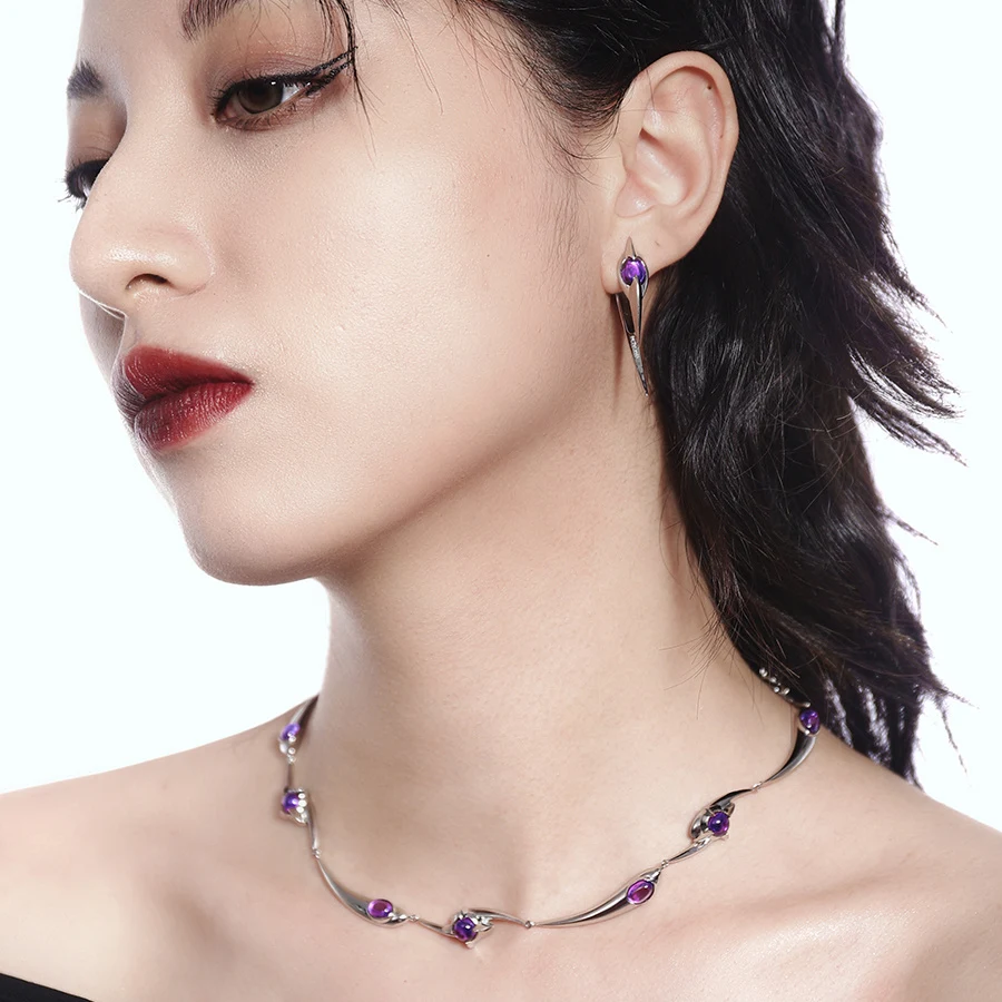 Metalen Zibao Mysterieuze Sleutelbeenketting. Een elegante damesketting die je look verfijnt. Perfect om je decolleté te accentueren.