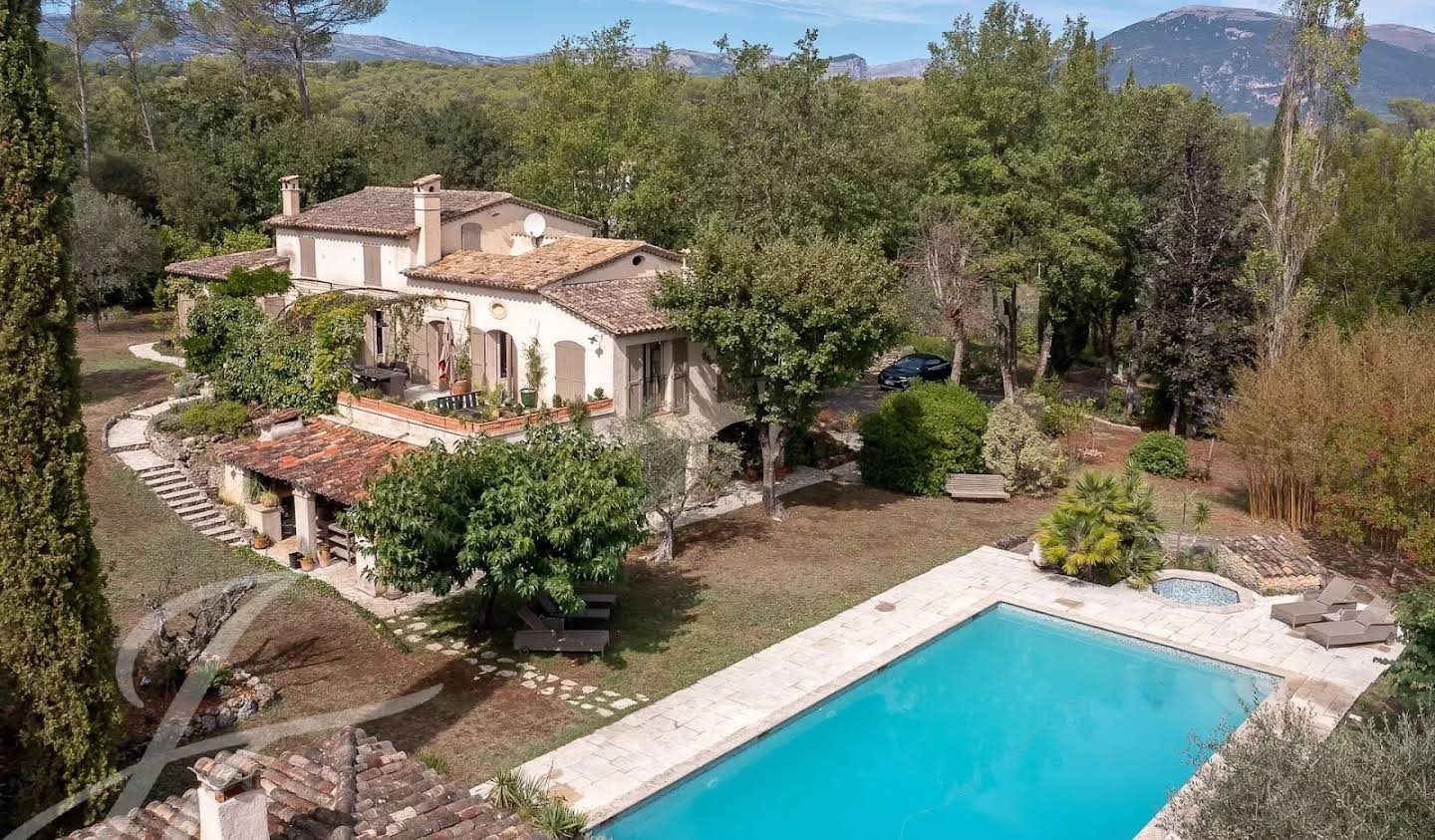 House with pool and garden Valbonne