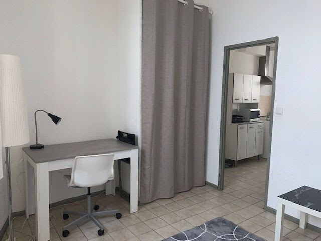 Location meublée appartement 1 pièce 21 m² à Nimes (30000), 400 €