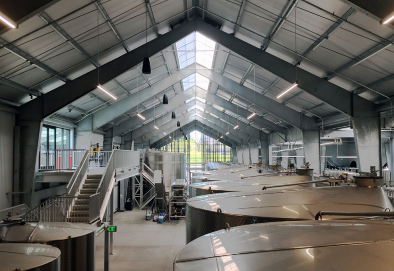 Sala de fermentação, com iluminação natural e cortina nas traseiras.