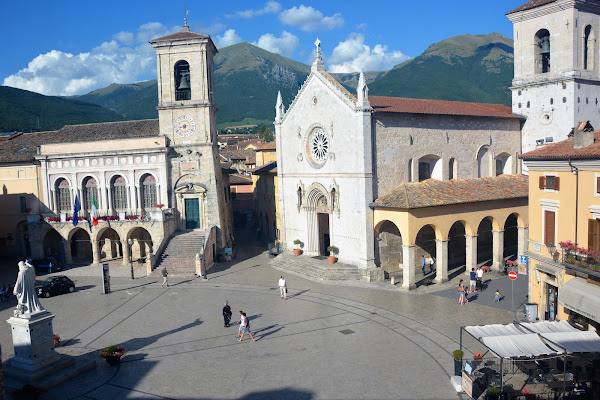 Norcia Piazza S. Benedetto  ieri di big1947