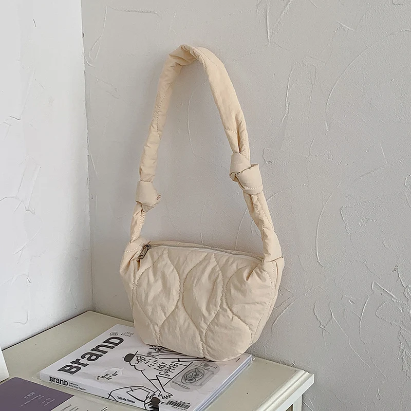 Grote nylon crossbodytas onder de arm, ideaal voor vrije tijd, met veel opbergruimte en een modieus dumpling-design. Perfect voor dagelijks gebruik.