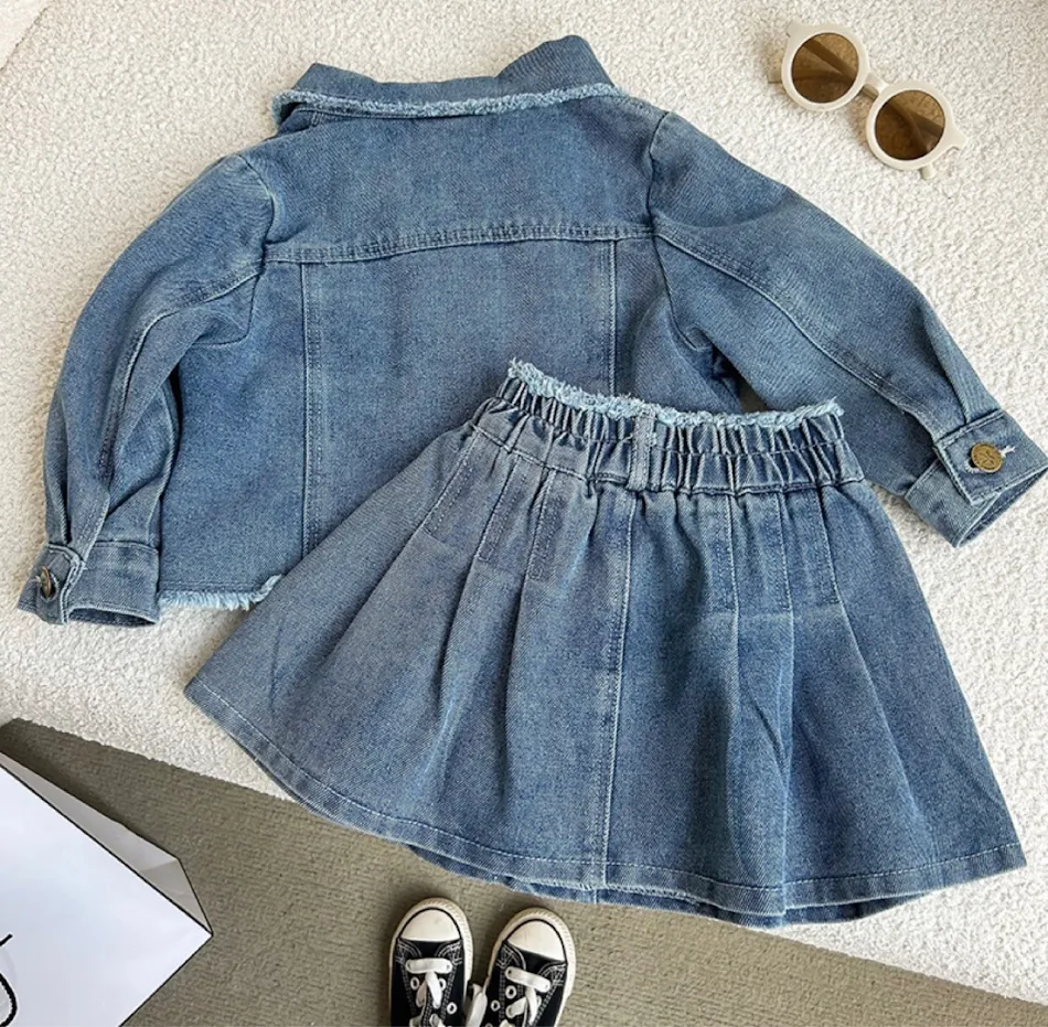 Blauwe retro spijkerjas met revers en geplooide rok voor meisjes. Lange mouwen, ideaal voor een stijlvolle en comfortabele outfit.