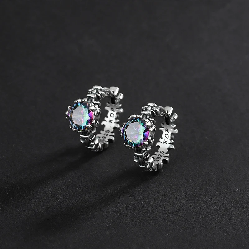 Brincos femininos de cruz únicos em prata S925 Morandi verde mostarda com zircônia. Design exclusivo e elegante para um toque de sofisticação.