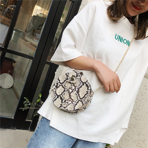 Title 29, Serpentine Oblique Cross Bag – De perfecte schu...