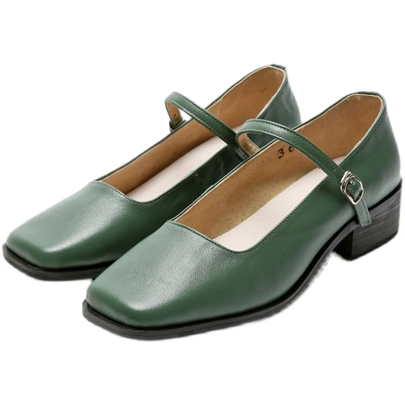 Chaussures Mary Jane vintage en cuir pour femmes, bout carré. Confort et style rétro pour un look élégant au quotidien. Idéales pour toutes les occasions.