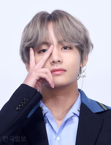 Literally Just 80 Photos Of BTS V's Signature V Sign - Koreaboo