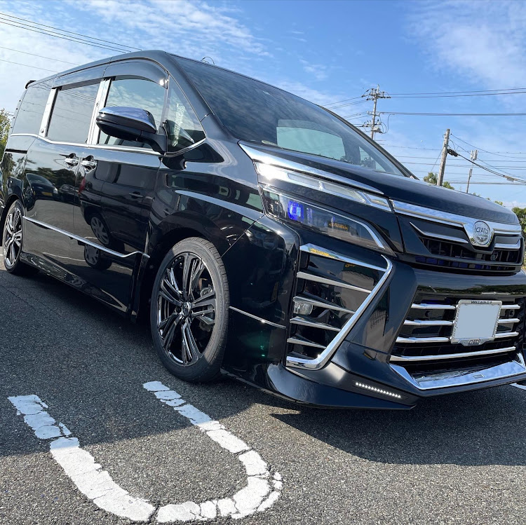 ヴォクシーのVOXY 80 後期・車高調・レオニス・青空と愛車に関するカスタム事例の投稿画像2枚目