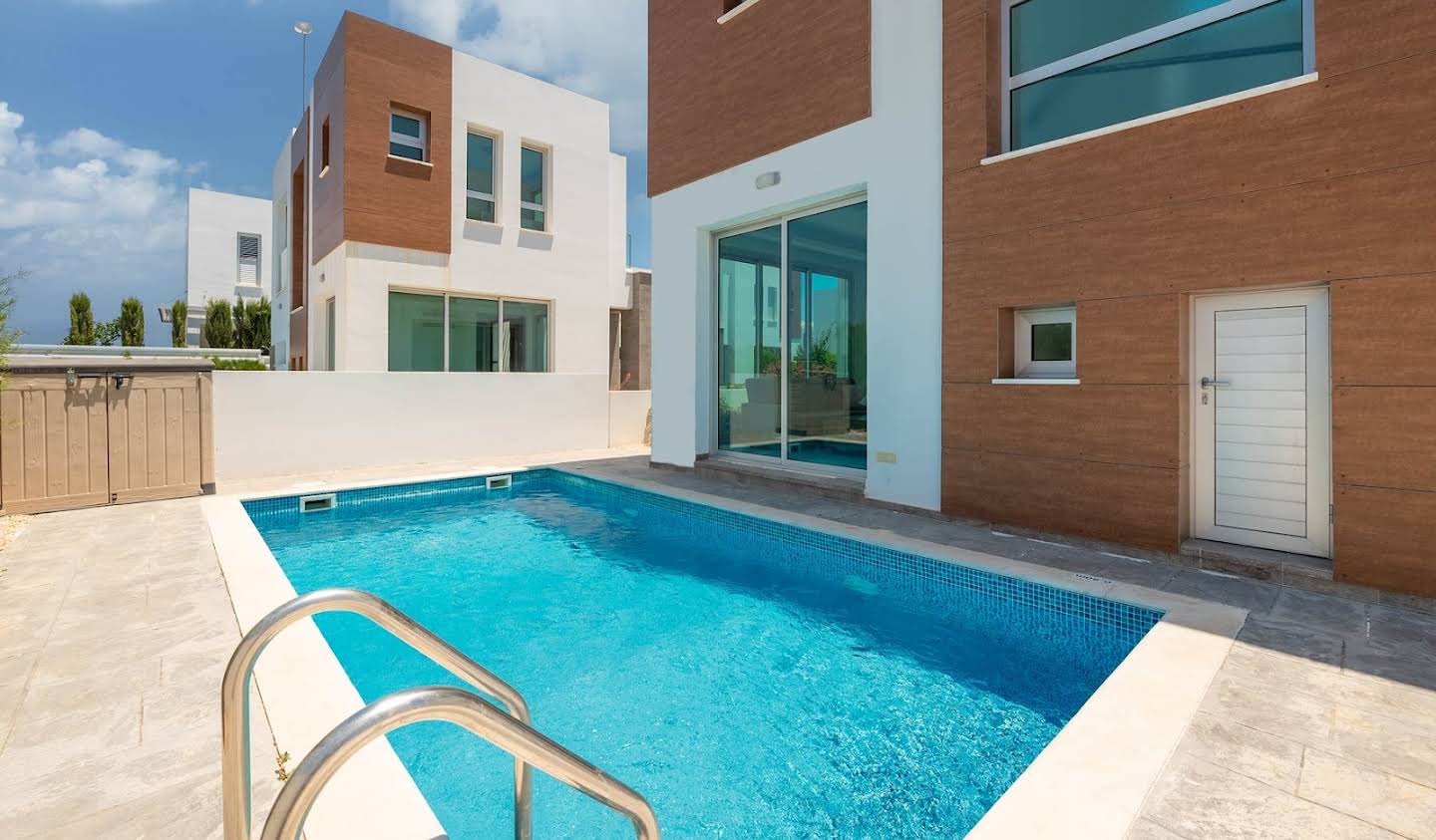 House with pool and garden Paralimni