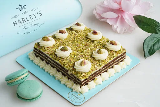 Pistachio Delight CROCANTE Medovik Cake