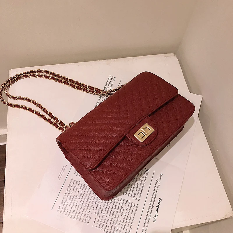 Mala V grid torba na rame sa lancem, mirisna. Nosite svoje osnovne stvari sa stilom, ova elegantna torba je savršena za svaku priliku i svakodnevnu upotrebu.