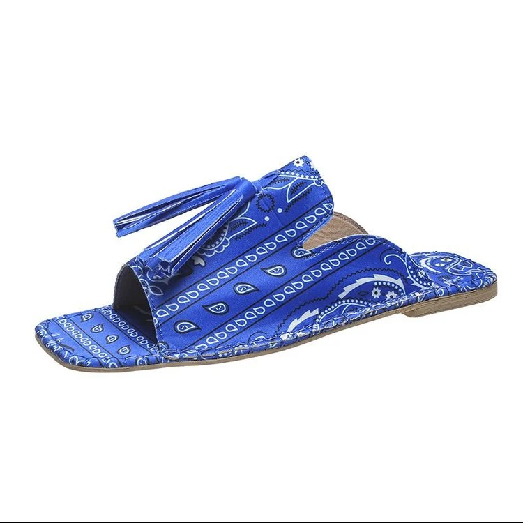 Sandálias rasteirinhas femininas com franjas, bloco de cores e bico quadrado, perfeitas para um look casual e moderno.