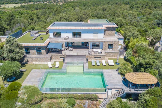 Seaside villa with pool