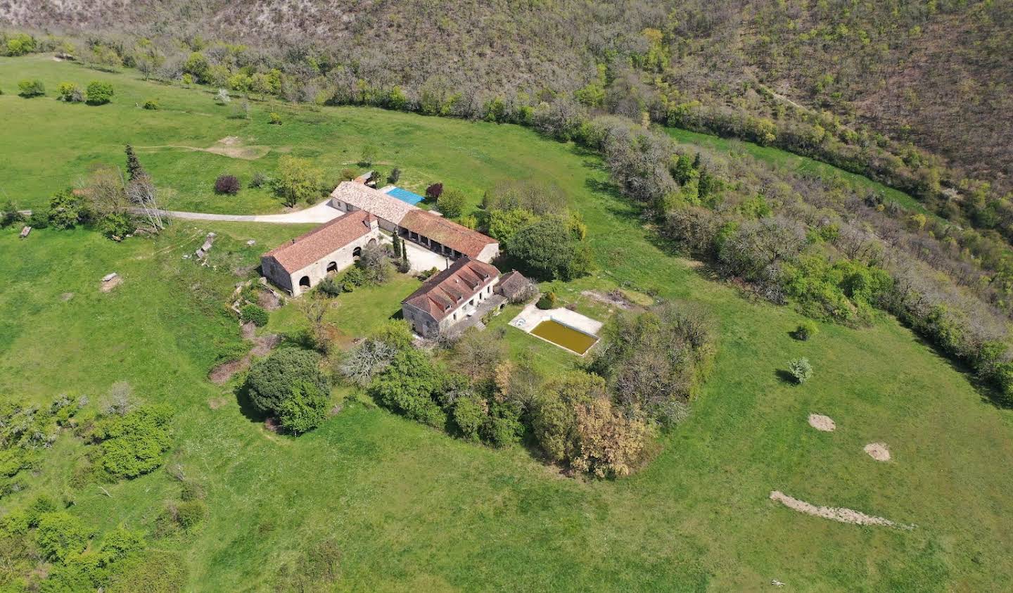 Maison avec piscine et terrasse Valroufié