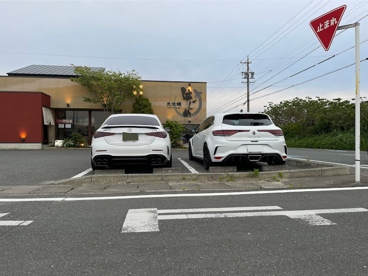CクラスのCTの皆様いつもいいね👍コメント頂き感謝致します🙇・会社の駐車場のツツジ🌺・#W206・#愛車紹介#AMGC43・会社の方と鰻屋さんに関するカスタム事例の投稿画像5枚目