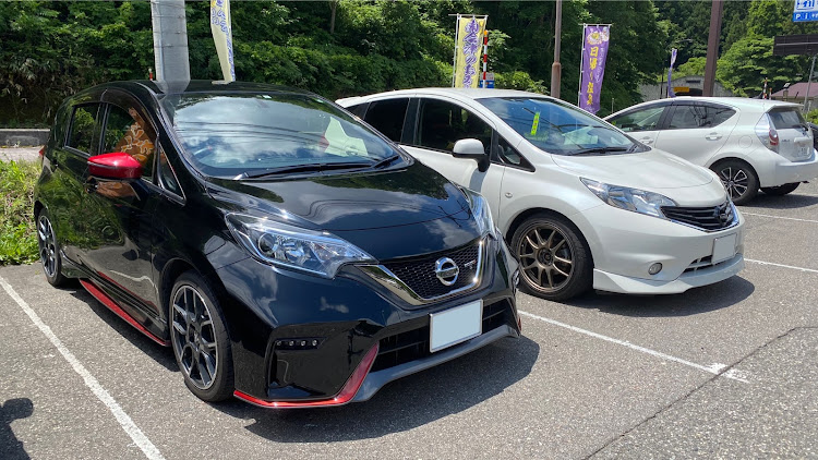 ノートの白黒親子・日産親子・エアロスタイル・NISMO S・田子倉ダムに関するカスタム事例の投稿画像1枚目