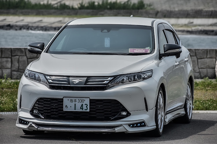 ハリアーのローダウンSUV・トヨタSUV・60ハリアー・海の日に関するカスタム事例の投稿画像1枚目