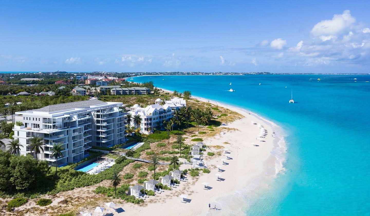 Apartment with terrace and pool Grace Bay