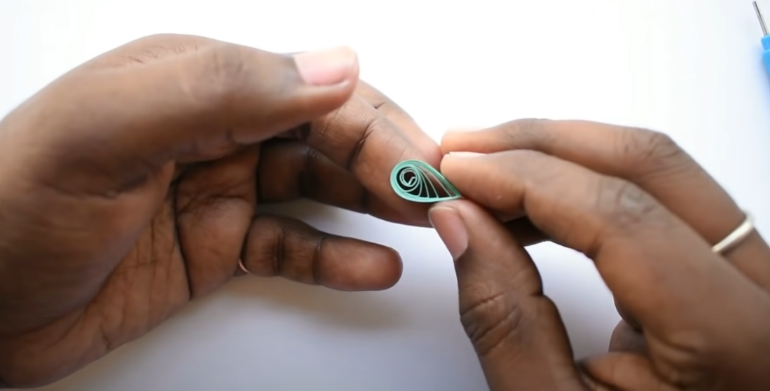 Sau khi dán keo sữa thì chiếc lá bằng quilling sẽ định hình được như này. (Nguồn: Youtube)