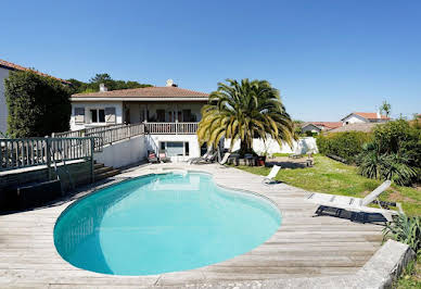 Maison avec piscine et terrasse 1