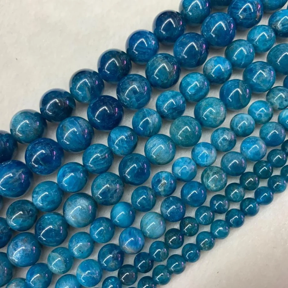 Modieuze sectie natuurlijke blauwe agaat kralen, ideaal voor het maken van unieke en elegante sieraden. Verfraai uw persoonlijke stijl.