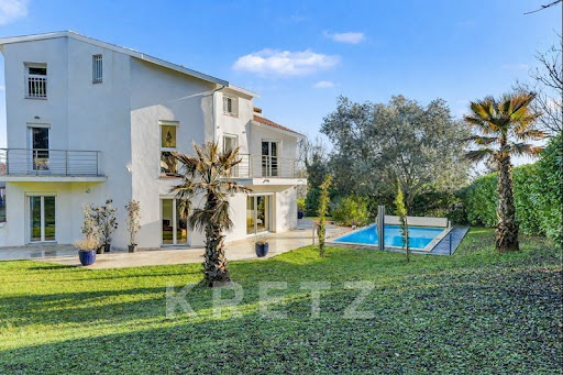 House with pool and garden 2