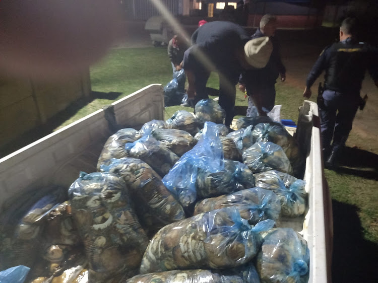 Quick response by police lead to the confiscation of perlemoen estimated to be worth R500,000